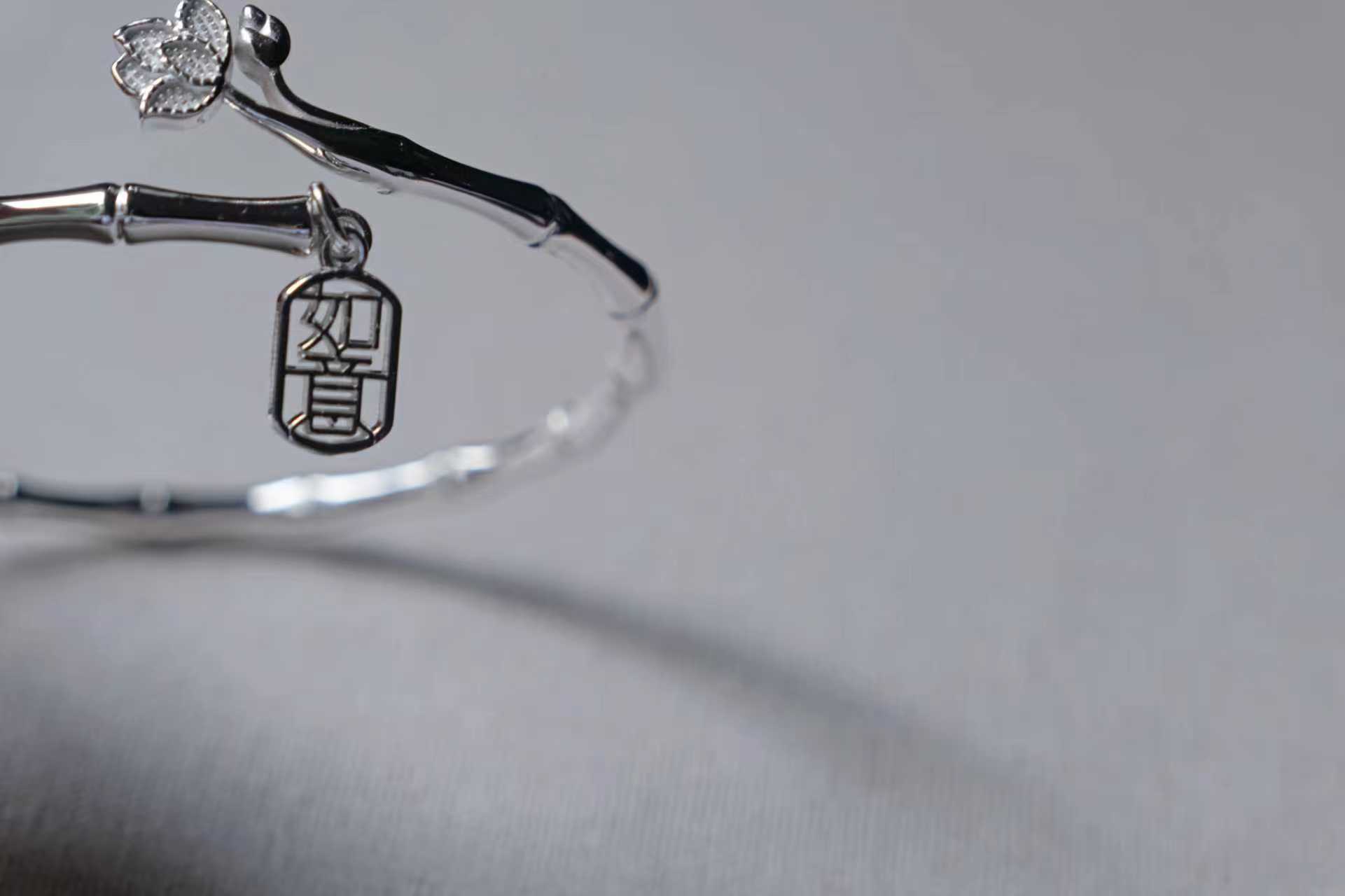 竹莲如意·足银手镯新品发布（之一）竹喻安康，莲寓清净，如意纳福。一镯藏三样美好期