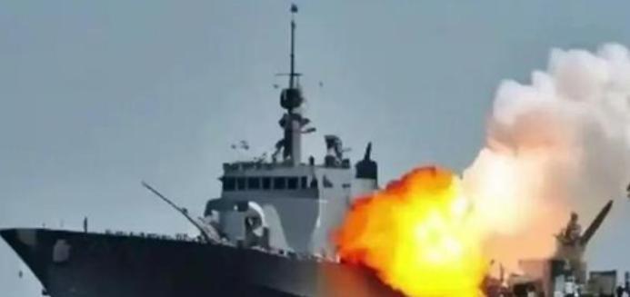 一艘7万吨级商船在阿曼湾遭美军战机击中，船员虽无伤亡，推进系统却彻底瘫痪。表面上