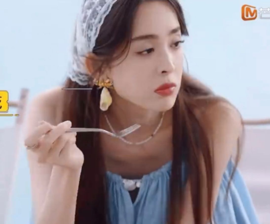 #娜扎吃东西vs陈哲远吃东西# 娜扎和陈哲远吃东西对比，陈哲远你在干什么，吃草都