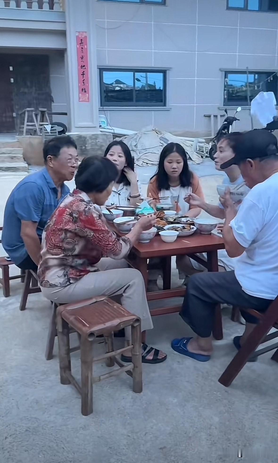 瑾汐回莆田的家了。她开心的说，回家了，回家吃妈妈做的饭。

瑾汐是一个勤俭节约的