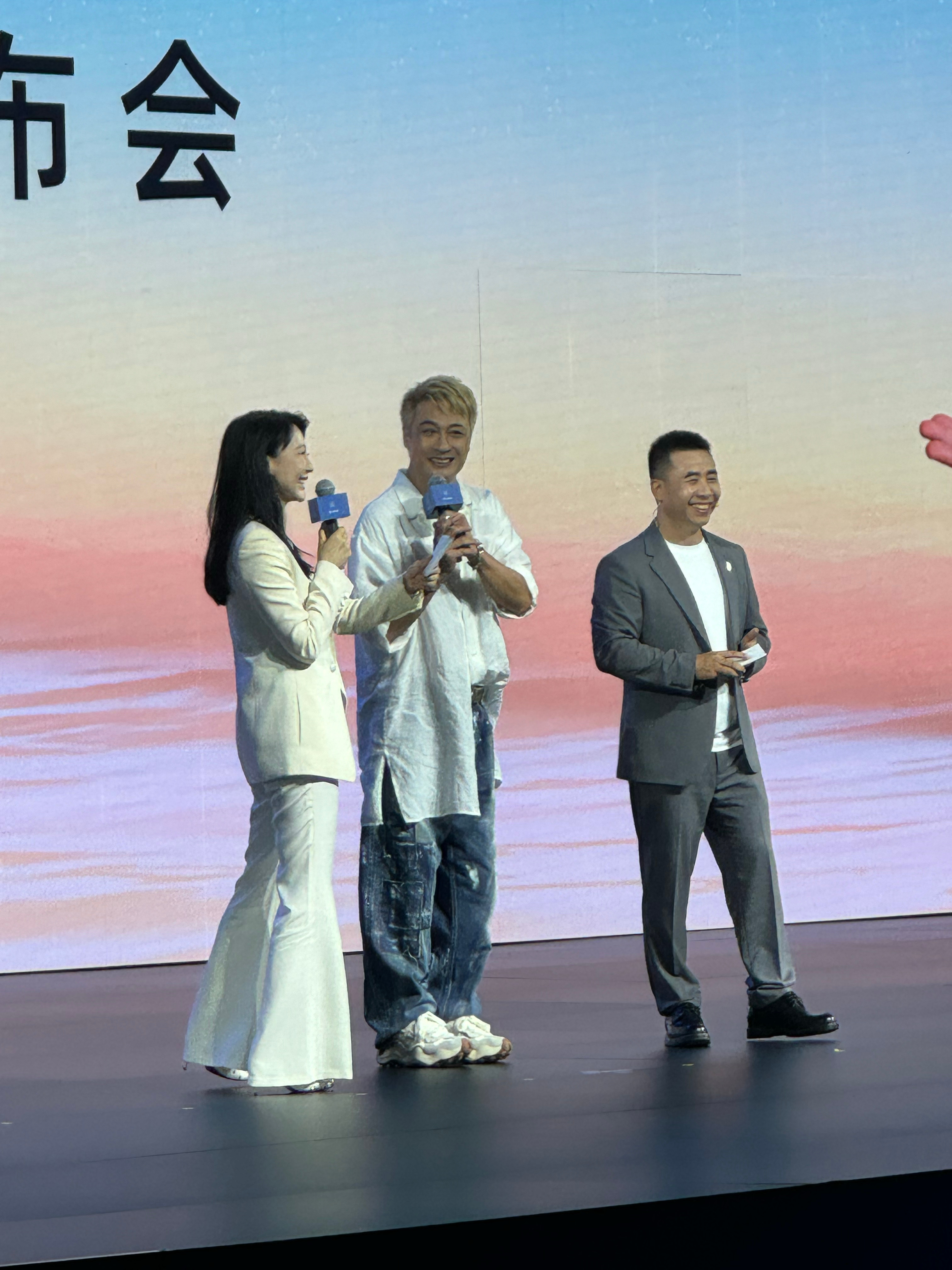 哈哈哈我特么这个吴镇宇参加商业活动说话是真直白啊……不按提词器来，到处跳着讲不说