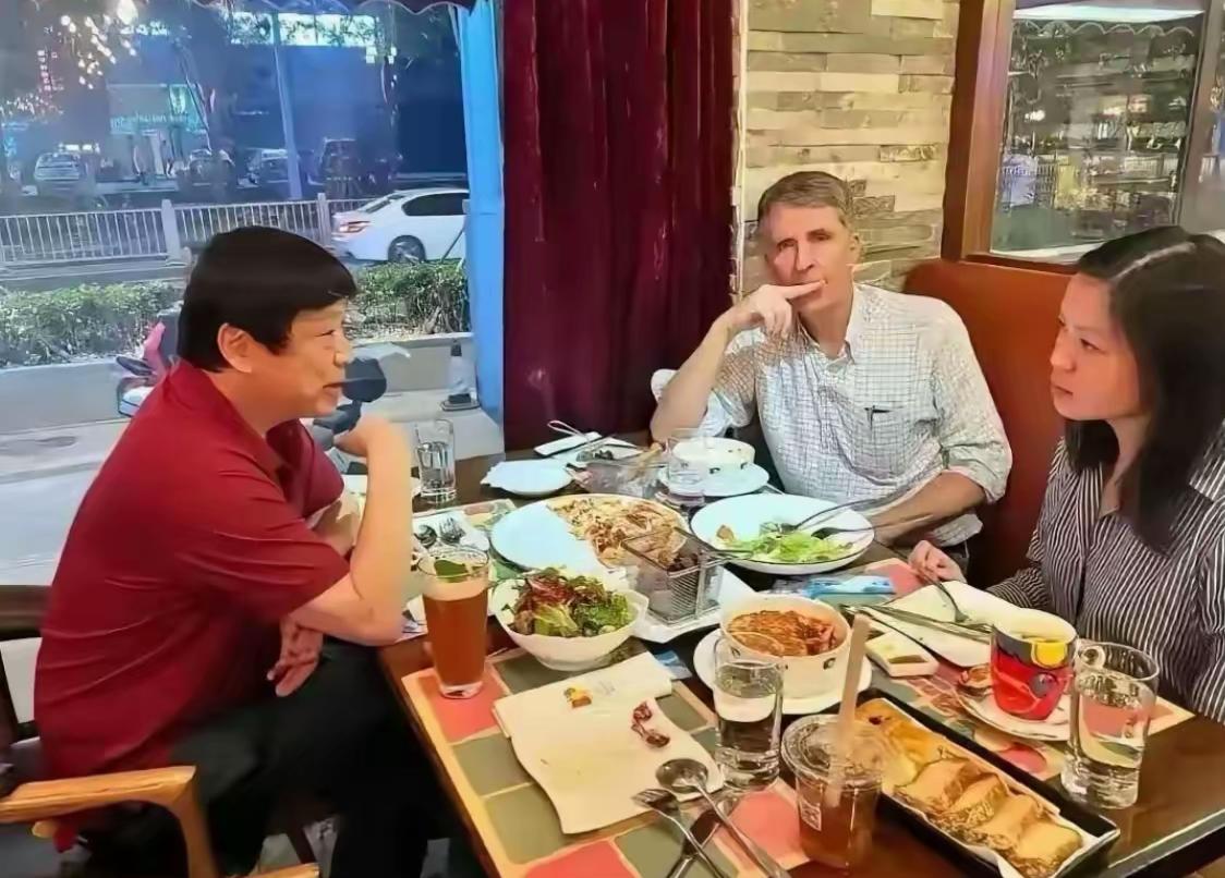 这只是一张普通的媒体人聚餐照片，真没有必要过分解读。虽然小编对老胡的一些观点并不