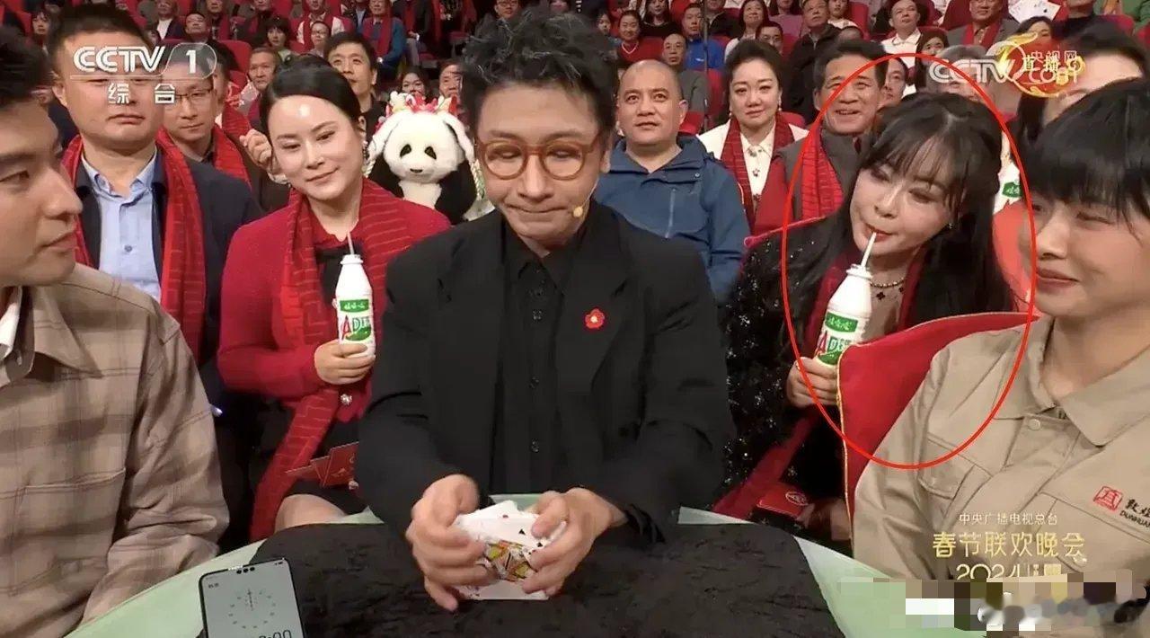 刘谦魔术表演这个AD钙奶太突兀了吧，一瓶奶，喝了三分钟还没有喝完，这个广告植入的