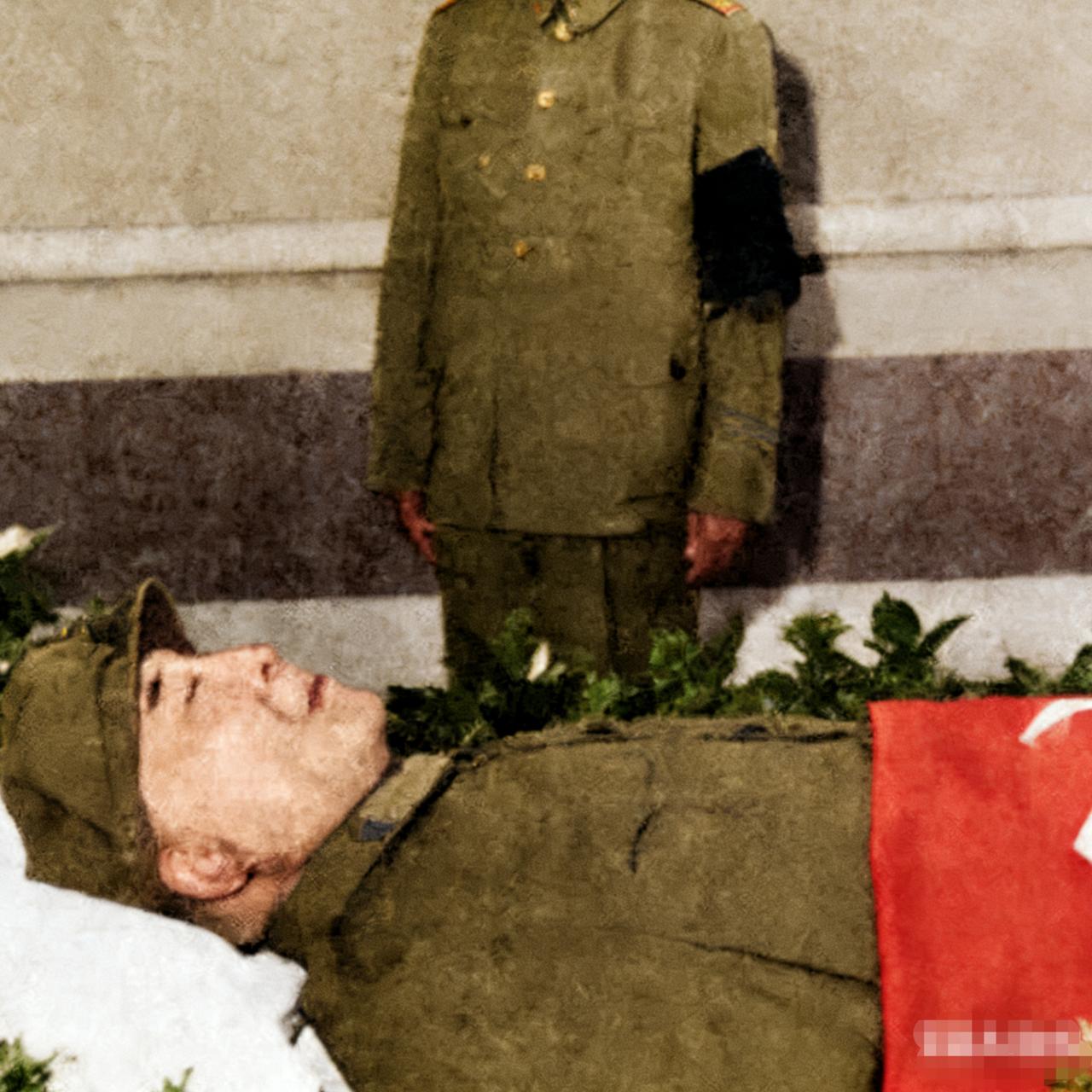 1978年，罗瑞卿大将留在人世间的最后一张照片，镜头中的他一身戎装，身上覆盖着鲜