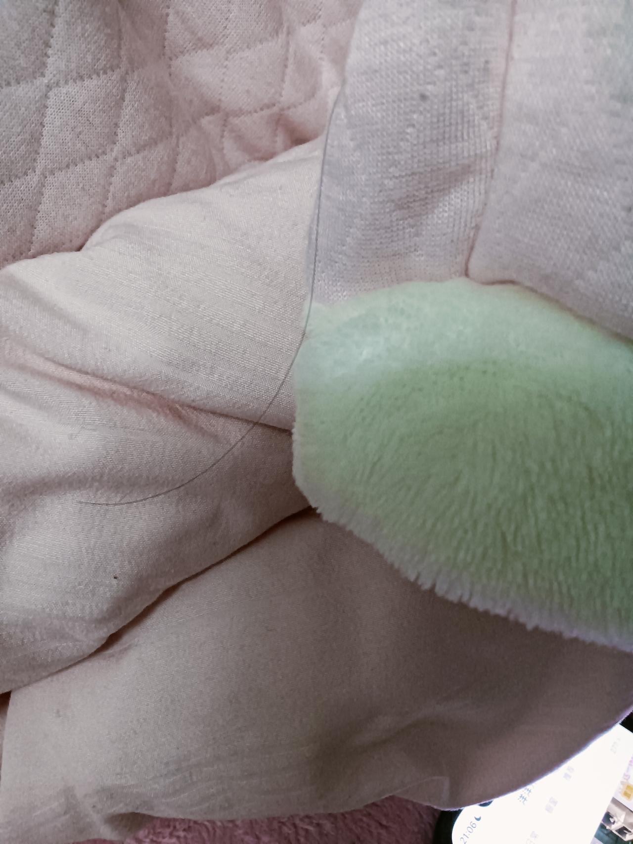 生活的美好，常常藏在那些不经意的细节里。一块柔软的粉色布料，一个毛茸茸的绿色玩偶