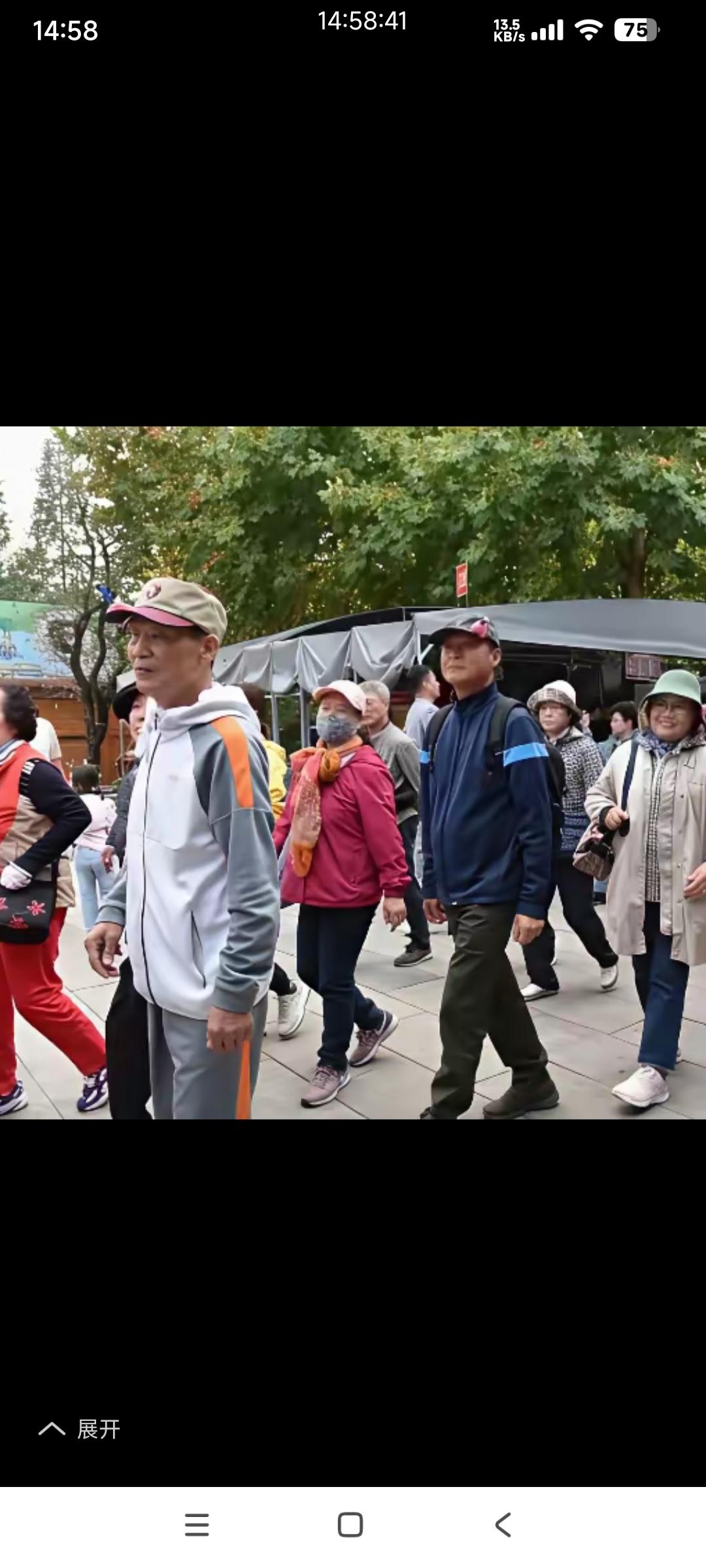 韩国旅游团的特征

人话多，嗓门还大

不管是在餐厅，电梯里，大巴车上，或是景点
