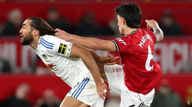 曼联1比2利兹联 利兹联获胜的第一功臣，其实并不是打进两球的奥卡福。这个勒温很奇