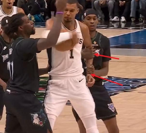 NBA的裁判太垃圾联盟太无耻！
     文班肘击里德之前！麦丹也严重犯规了！没