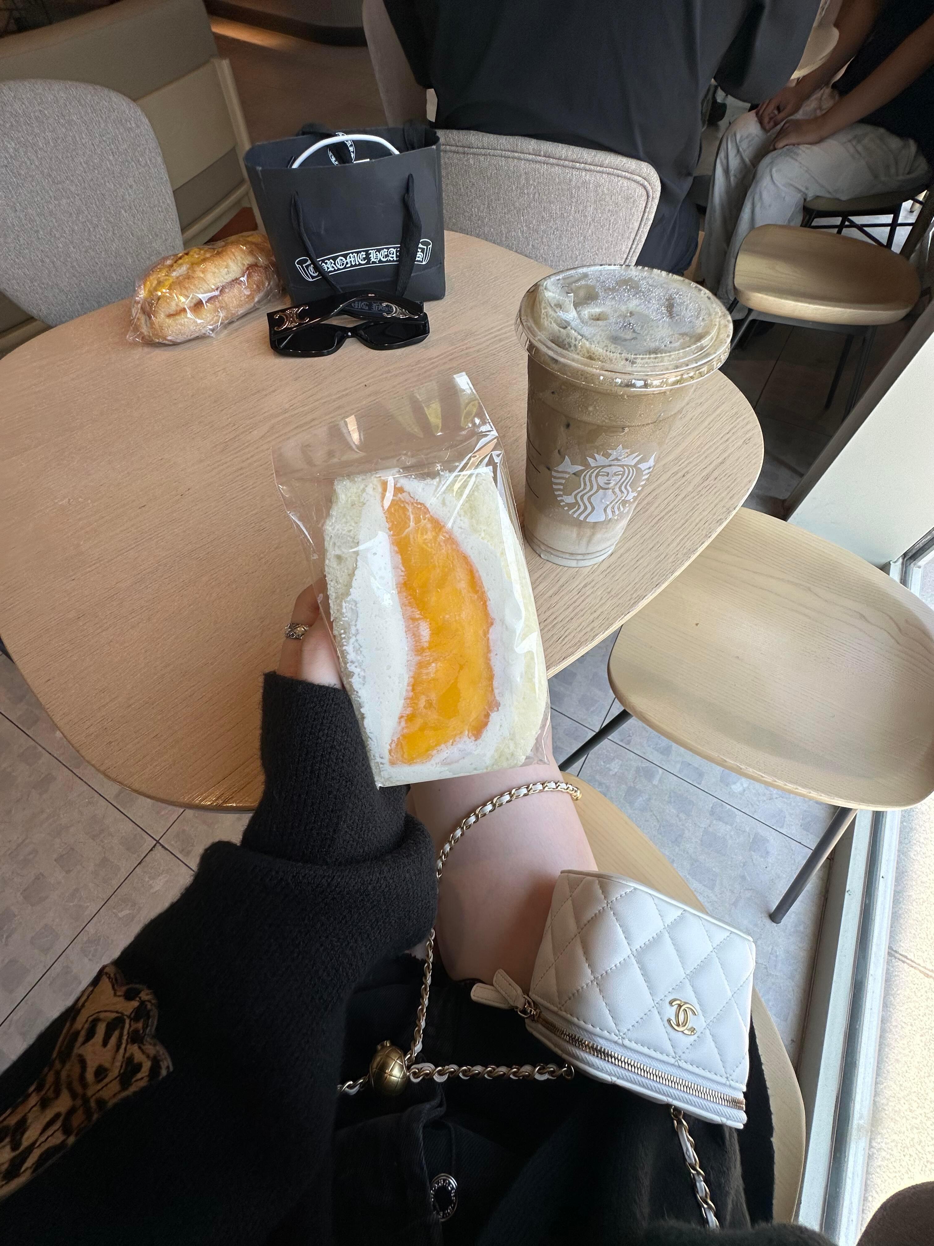 19号约会能不能带上我,我光吃饭不说话。 