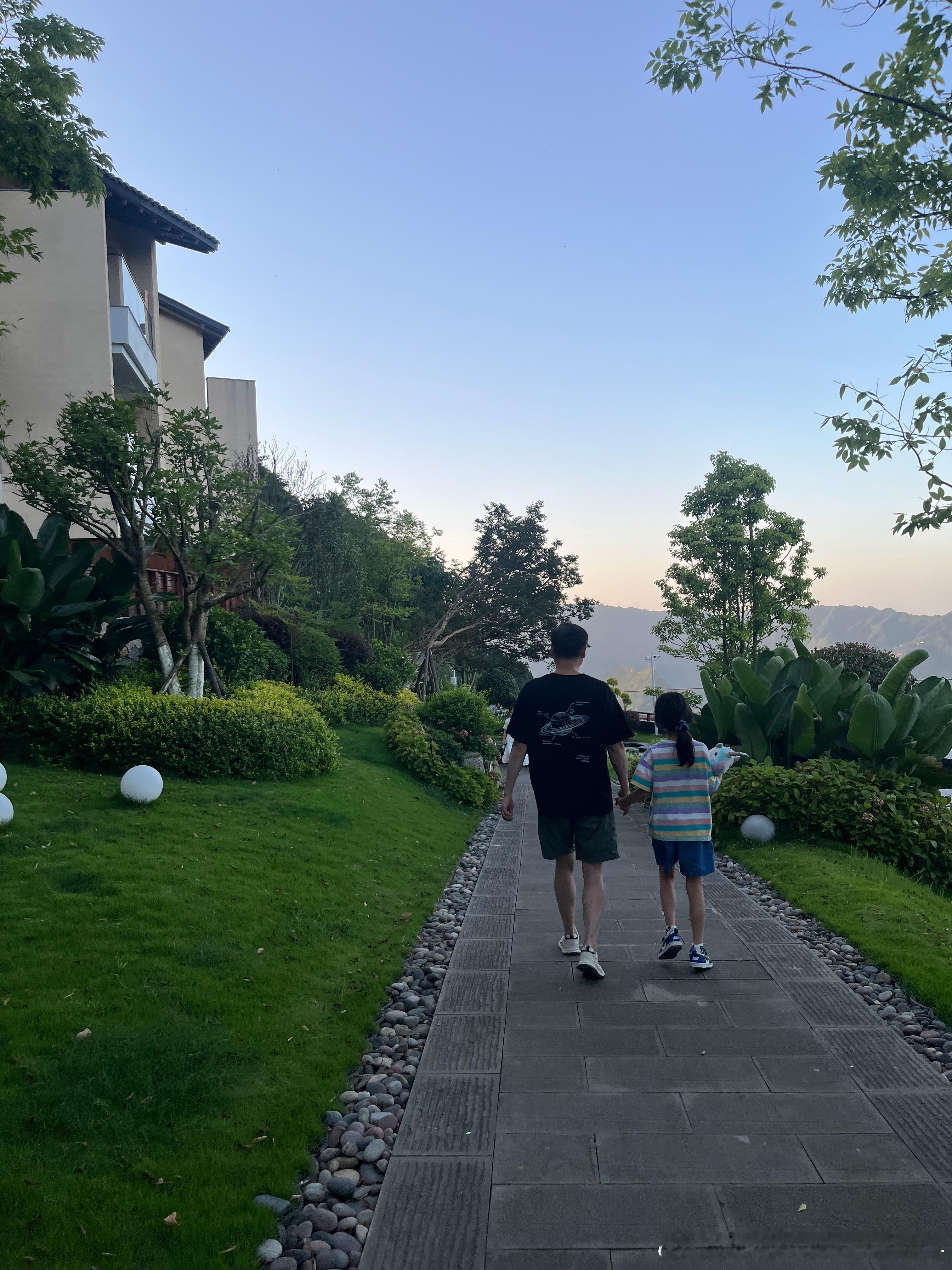 回到四川又是体感四十度，想到我们在山上游泳还担心风太凉好遥远。。。 