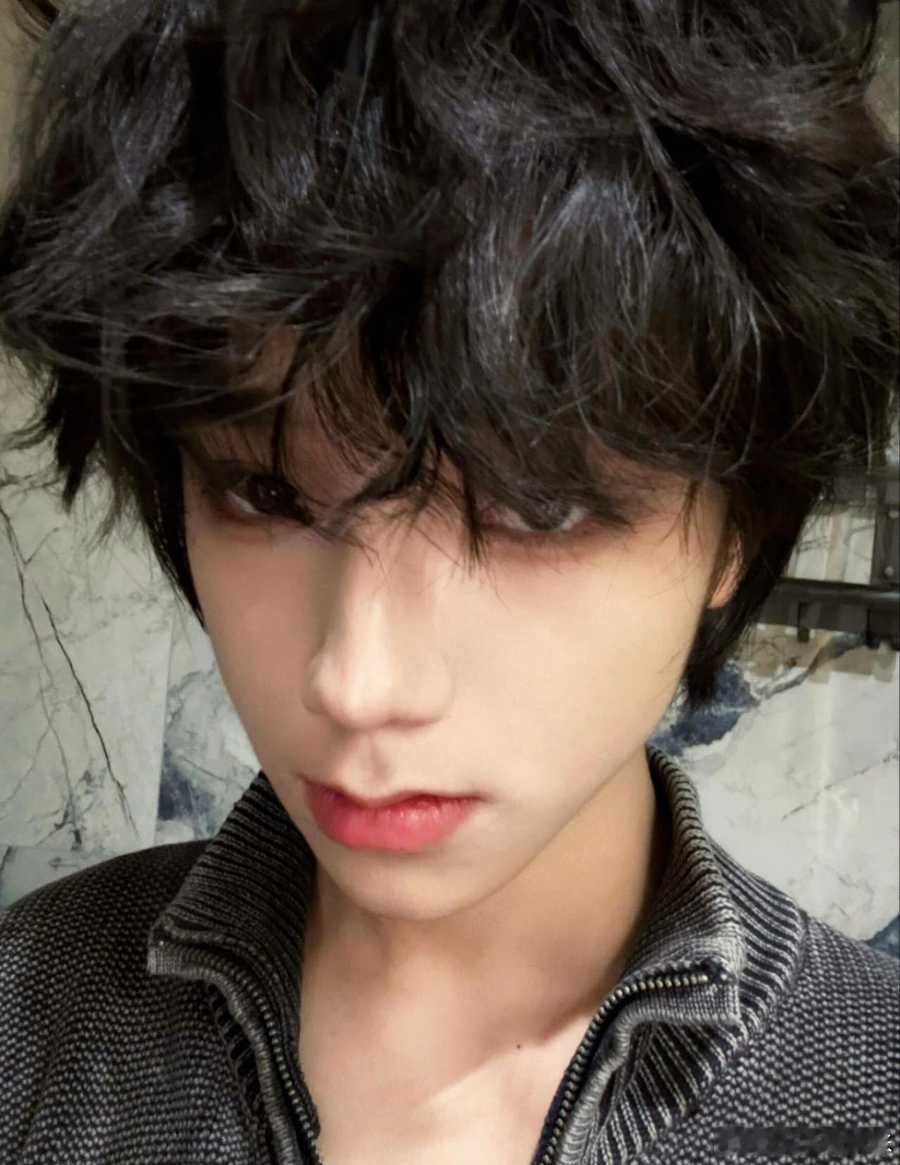 王橹杰 羚羊王子王橹杰解锁羚羊王子适配度一绝！黑皮质感超有料，野性美扑面而来，颜