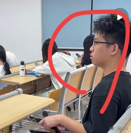 惊‼️华工男生教室猥琐偷拍半小时，处罚结果惹众怒🔥🔥
5月13日，广州一网友