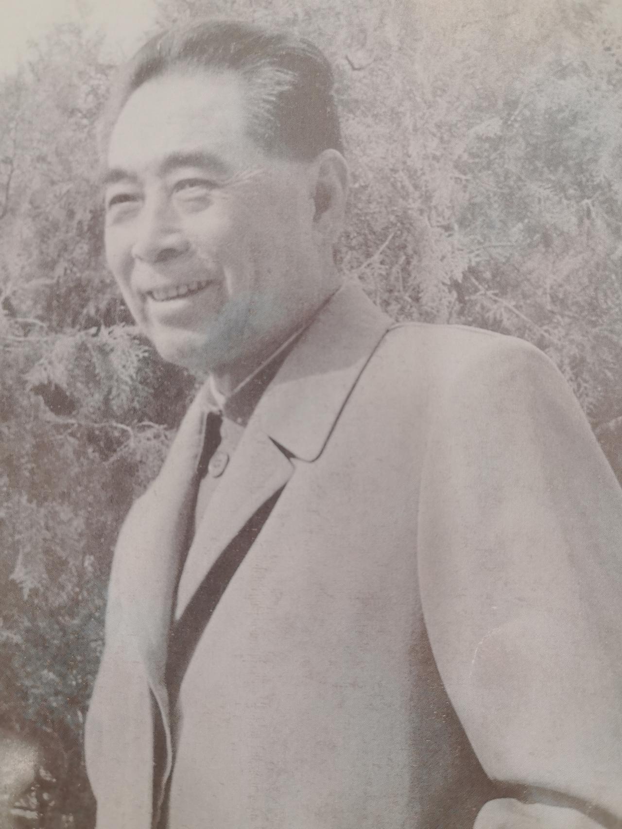 杭州灵隐寺里有一尊1.52米高的樟木佛像，按照传统姿势，双脚应该被雕成交叉形。