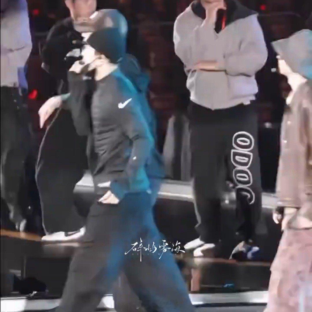 王嘉尔严浩翔搂上了一时间不知该羡慕谁了啊，没想到王嘉尔、严浩翔在湖南卫视跨年演唱