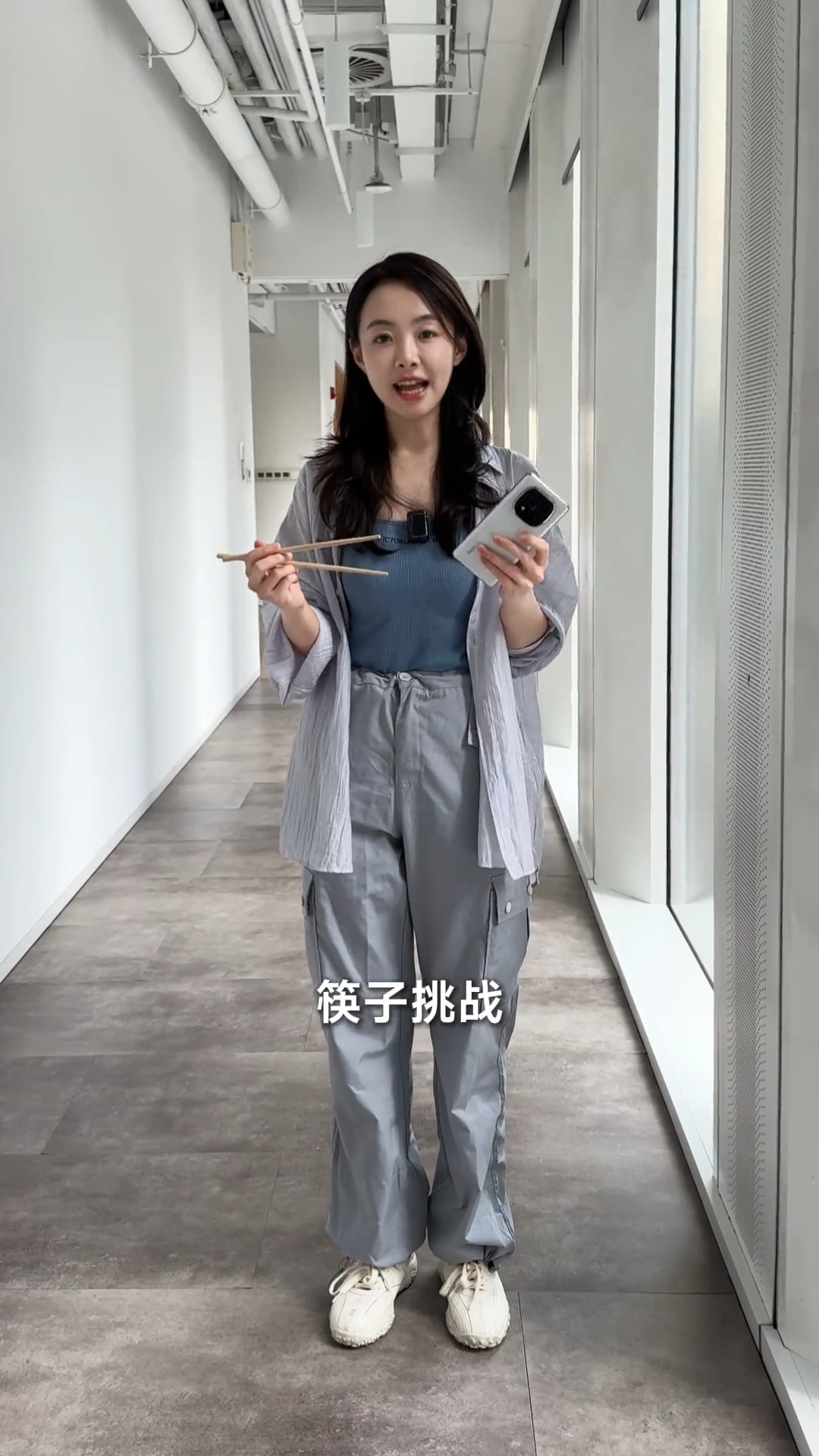 馨心用筷子挑战夹小金刚手机，我看压根都没打算挑战成功 ​​​