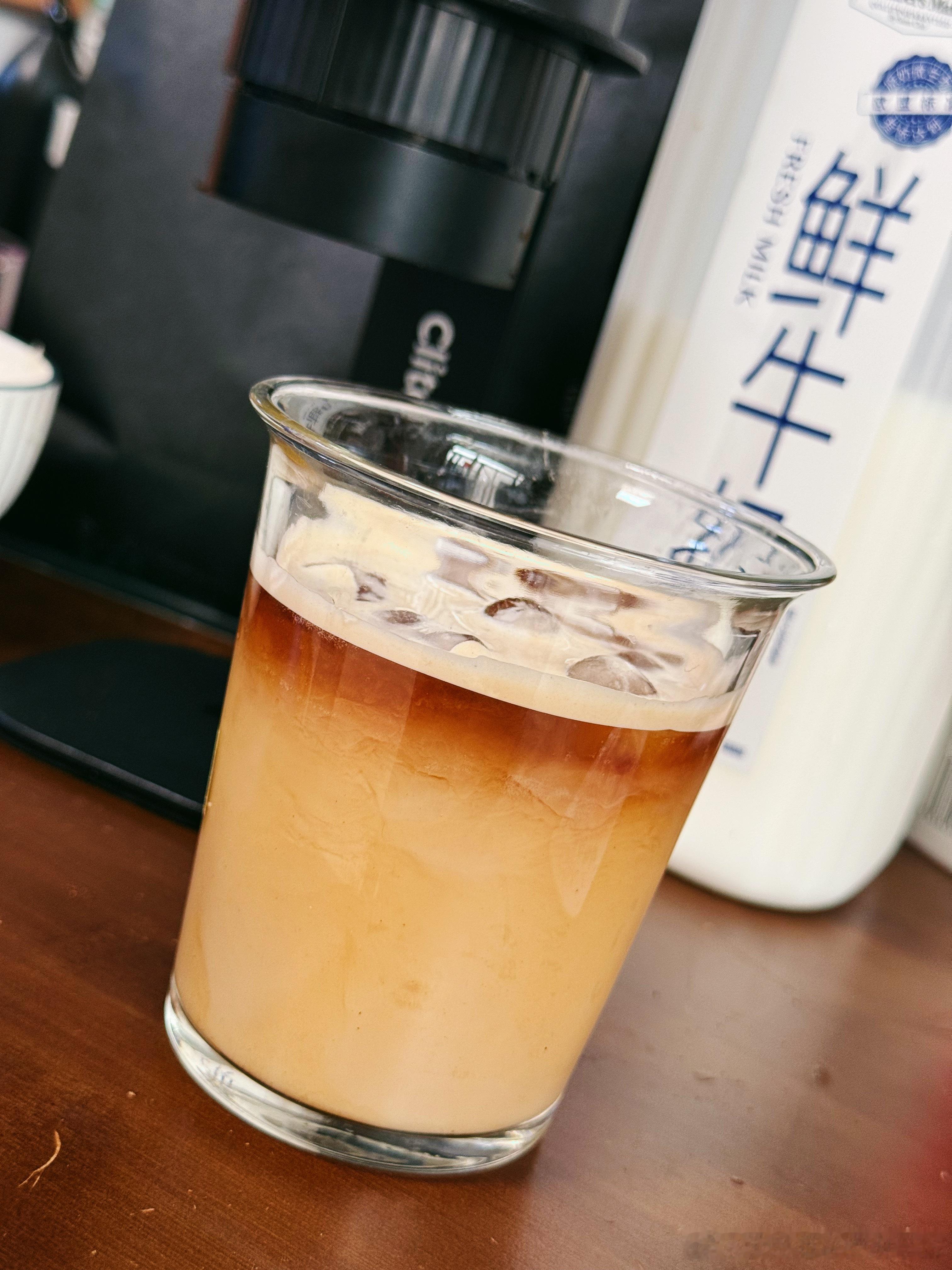 今天是小孩儿姐帮我做的咖啡她帮我布粉 按压 放冰 倒牛奶了 能参与的环节都参与了