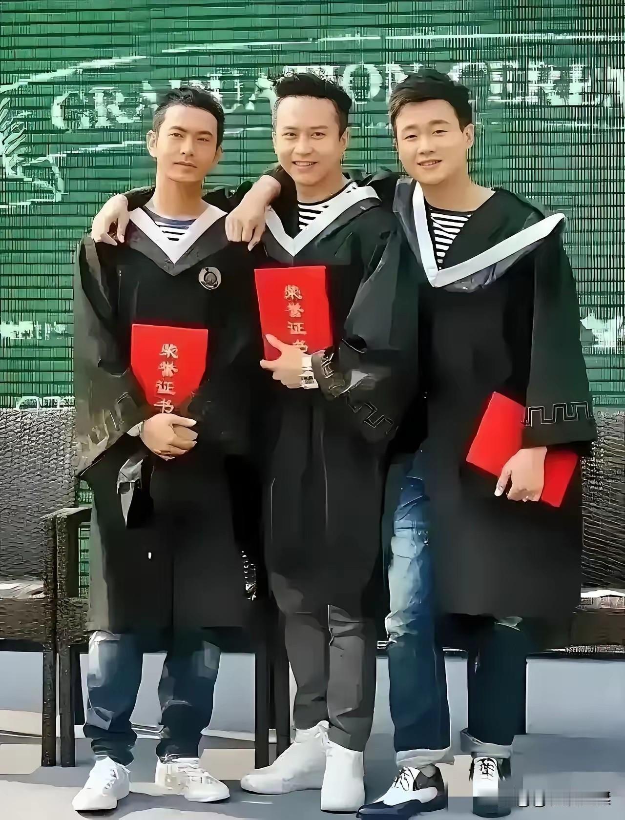 年轻就是好，谁还没有年轻过呢！年轻时的邓超，最好认，第一眼就认出他来了！佟大为第