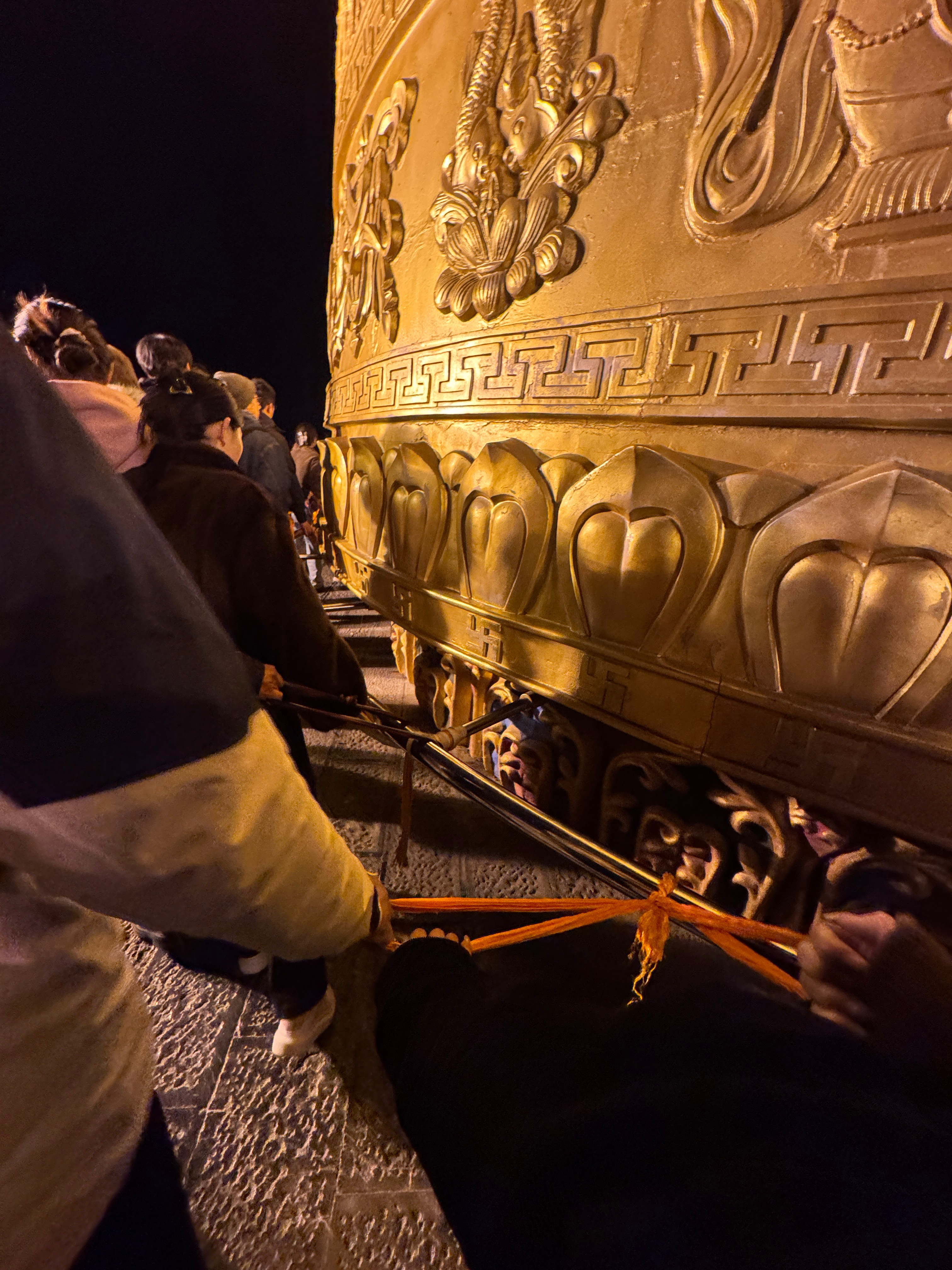 给财神爷拜拜了 香格里拉·香格里拉县独克宗古城