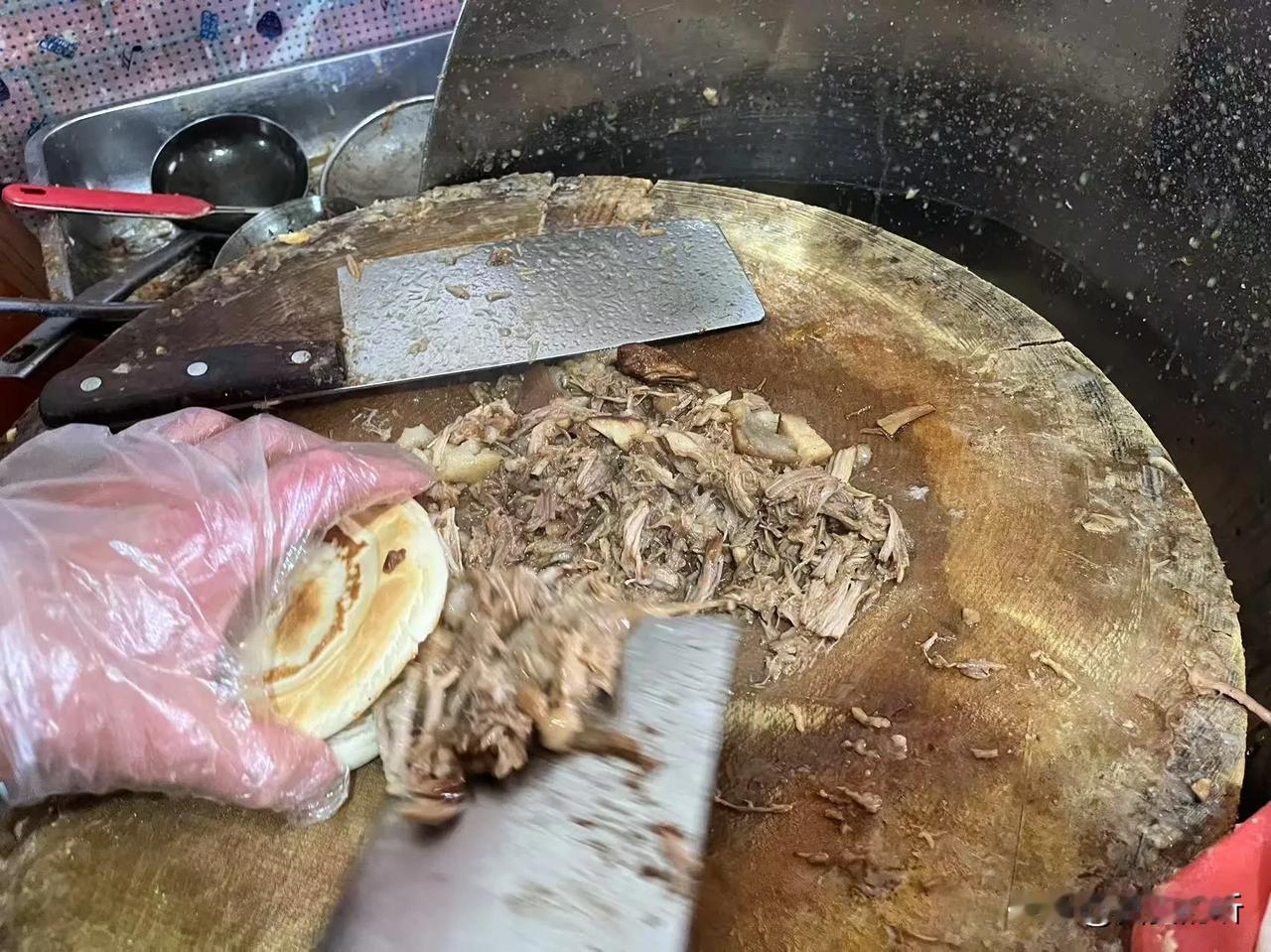 馍大肉多的肉夹馍，难怪每次来人都挺多。西安老面肉夹馍 

下午路过西安长安黄良街