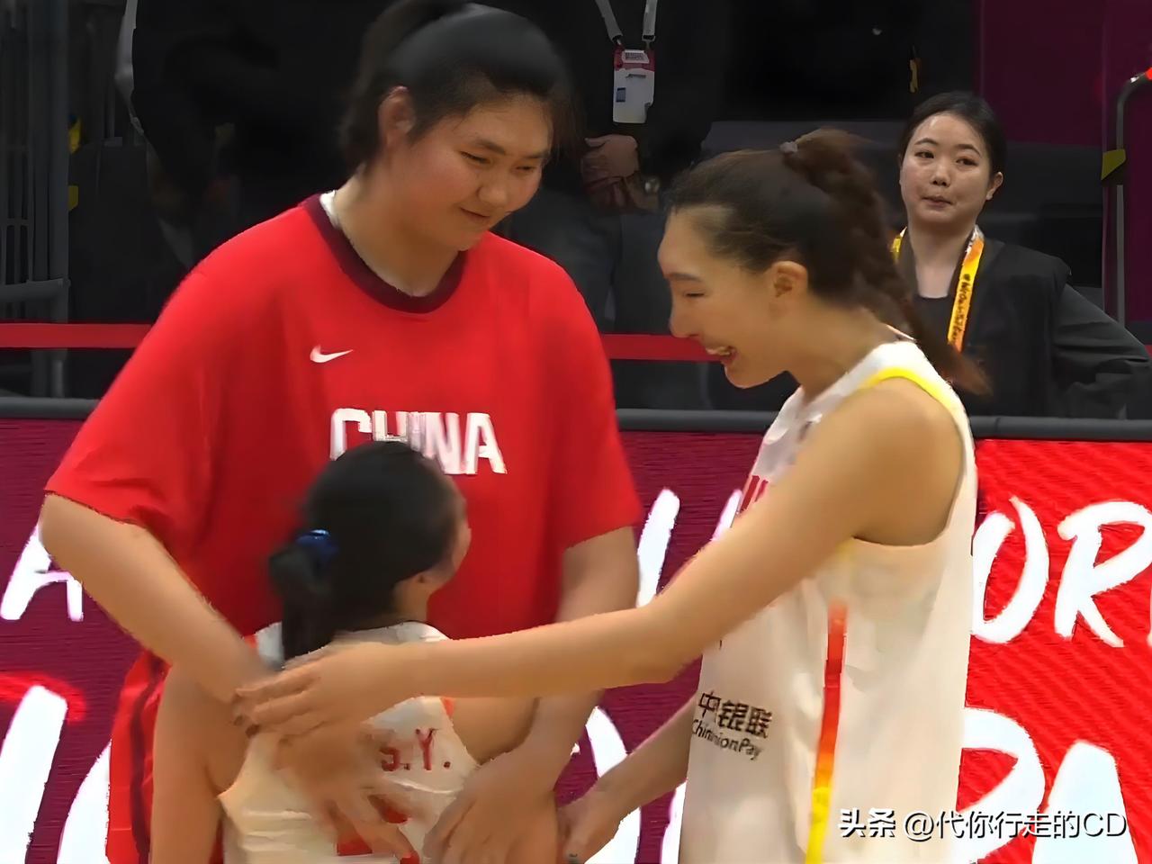 韩旭：宝，我抢，你投！
张子宇：宝，我挡，你投！
王思雨：无敌！中国必胜！