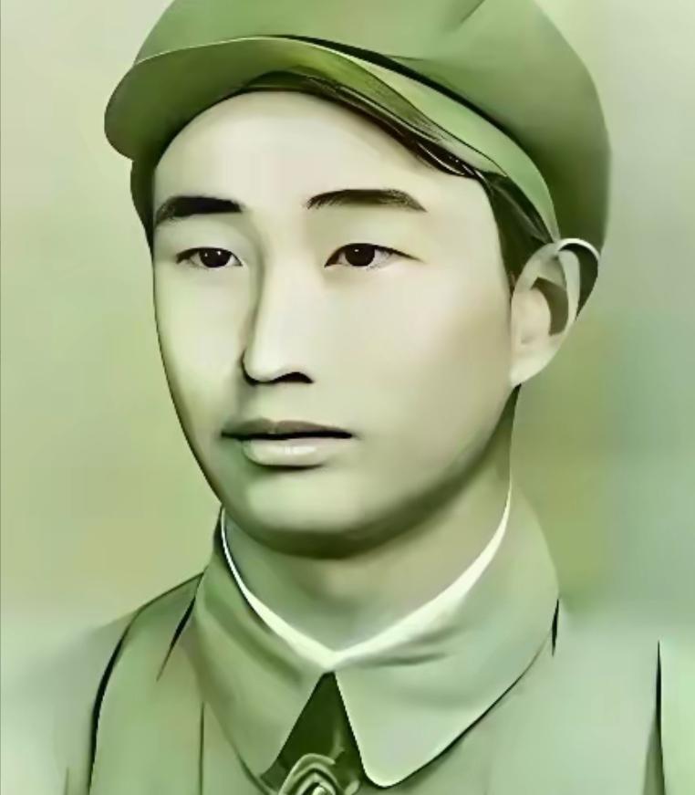 1943年，日军空袭时，18岁战士仰面躲在草丛里，看飞行员探头出来，当敌机距离不