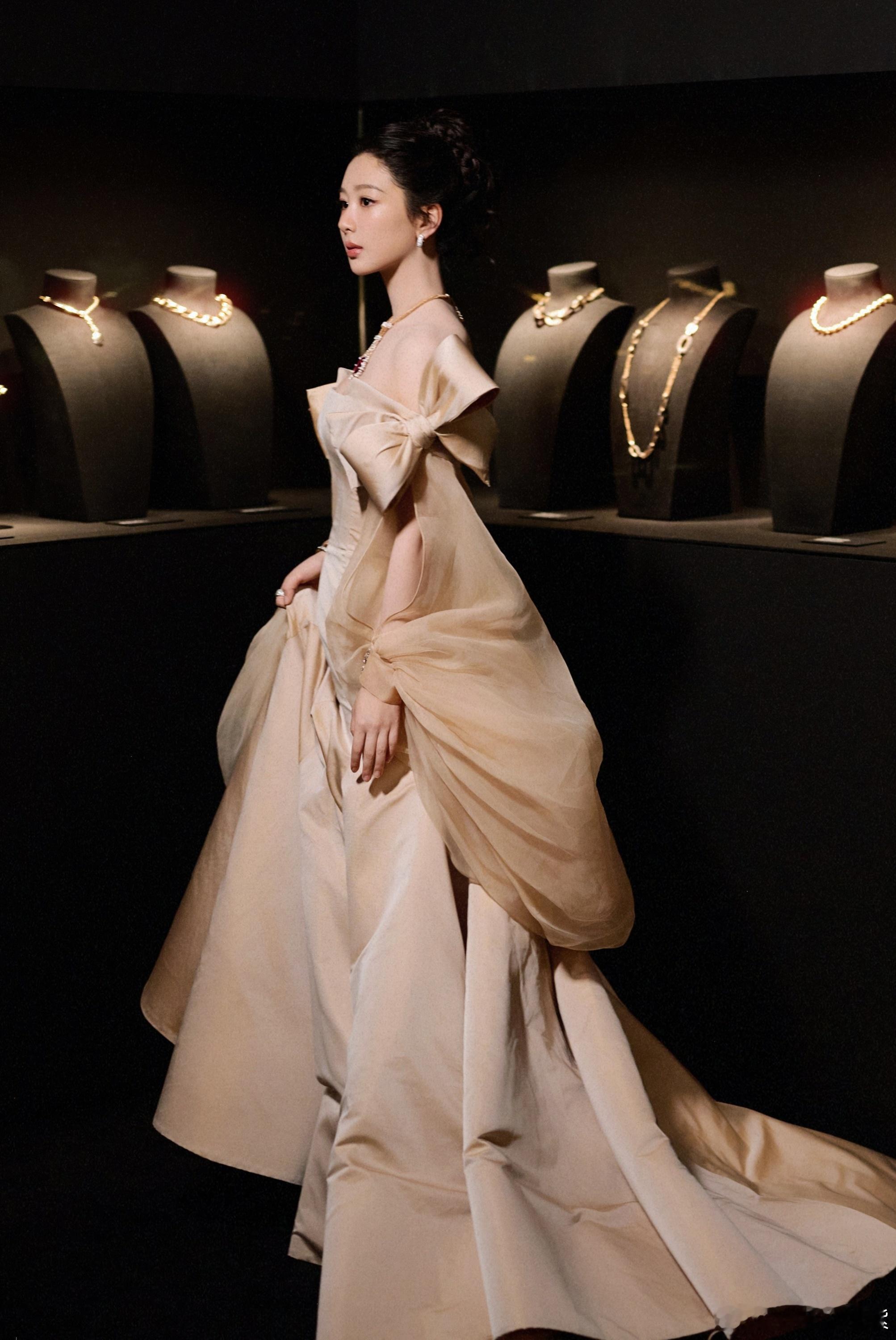 杨紫玉兰花开君再来番位 忙着欣赏京城在逃公主的美貌忙着看演员杨紫的优质剧系列之—