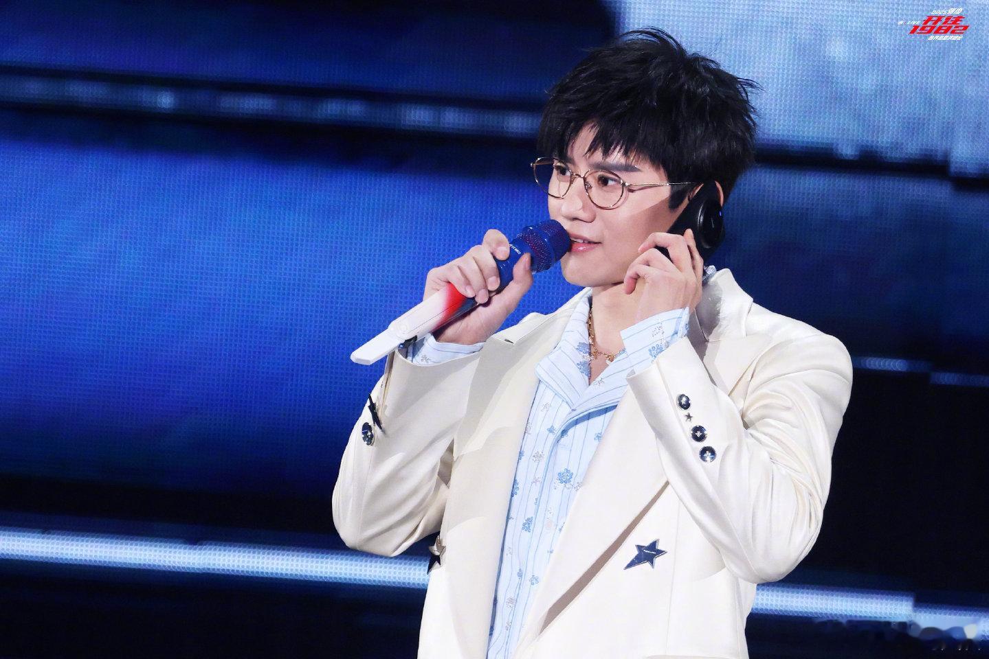 张杰现身央视春晚彩排 年味越来越近！张杰黑色羽绒服亮相央视春晚彩排，祝一切顺利，