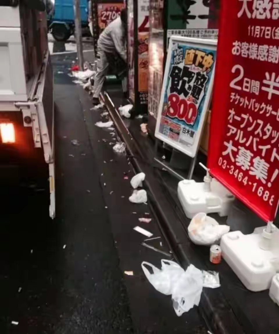 日本足协疑统一发放应援垃圾袋围观世界杯 日本2比2绝平荷兰赛后，日本球捡垃圾又被
