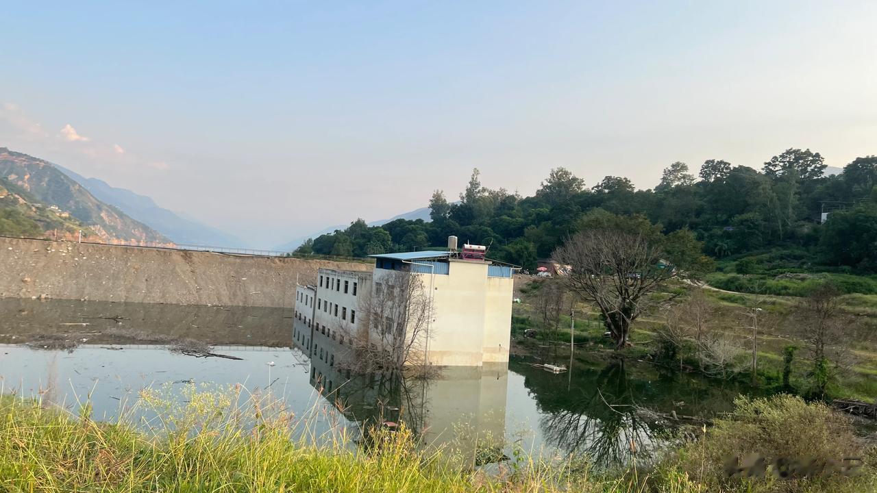今天白鹤滩库区水位涨到818米了，距离最高水位825米仅差7米，这三栋房子在水位