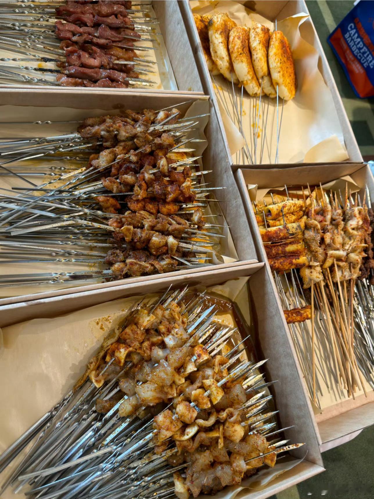 辛芷蕾回鹤岗的第一件事就是吃鹤岗的烧烤，四宫格全方位跟大家展示自己的小串哈哈哈，