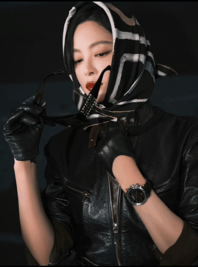 辛芷蕾复古头巾造型  辛芷蕾嘉人出图了，时尚感轻松拿捏了，真又帅又美～ 