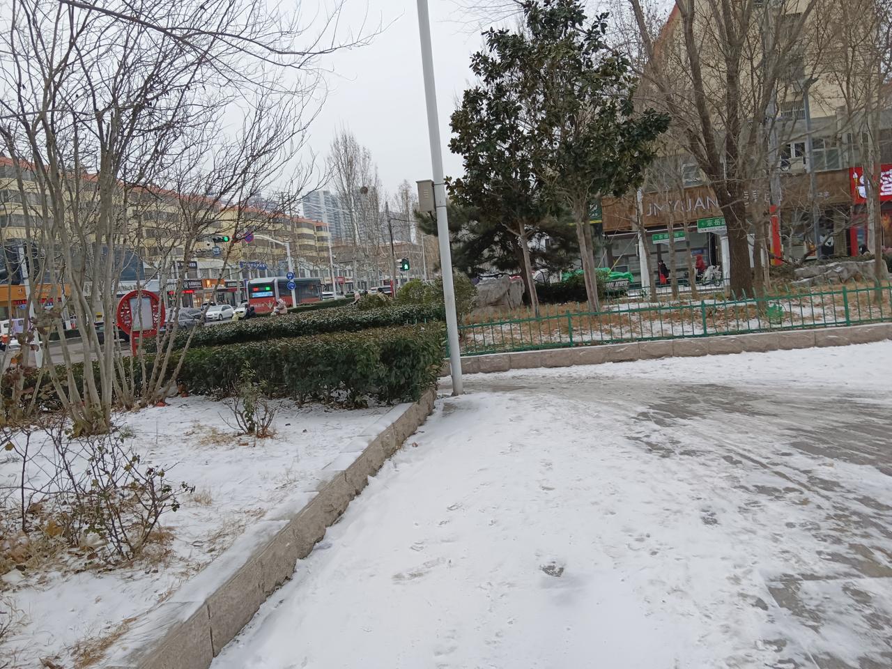 天冷商贾少，云含雪花多。
​相邀开新酒，围炉话蹉跎。
          ​——