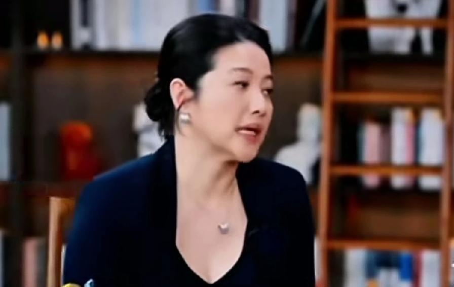 灯灭了，人没走。
颜丙燕和李星佑，坐在最后一排，手牵着手。
没人喊停，没人喊卡。