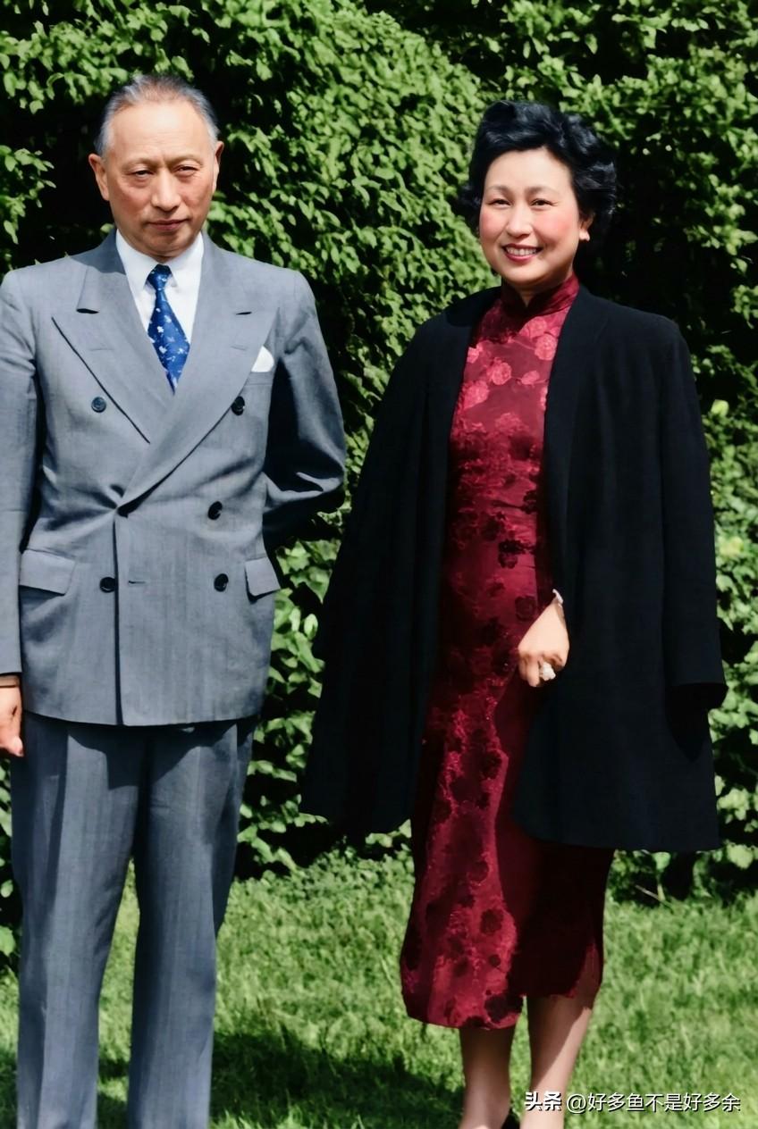一九五九年，美国纽约，民国外交官顾维钧与严幼韵婚后不久在户外的合影老照片。大伙儿