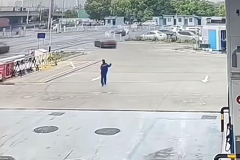 开着大几十万的奥迪车，却连632元的油费都要逃，最后逼得员工垫付4天工资，这样的