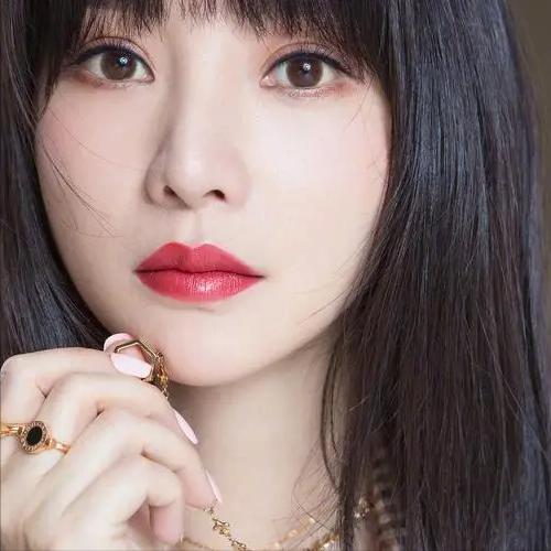 女演员，柳岩说，大鹏是我最好的朋友，中间有三四年，我们没有什么联系，我父亲病故，
