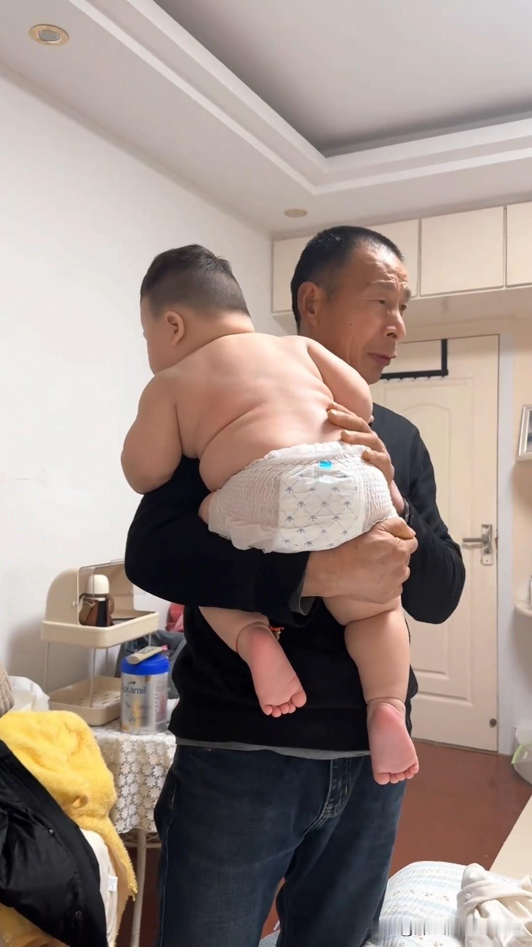 乖乖嘞！恁看这大孙子，肉嘟嘟跟个小福娃样！浑身上下都是肉，那小屁股圆滚滚的，看着