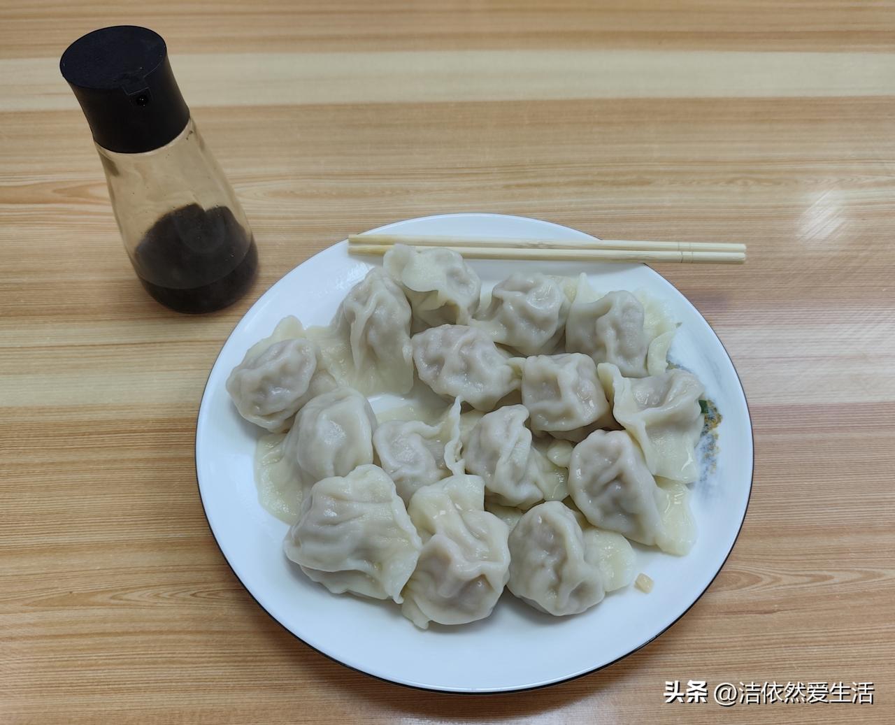 今天真是知道饿了
买了一份
猪肉酸菜馅水饺
小份15个，18元
我全都给吃了
之