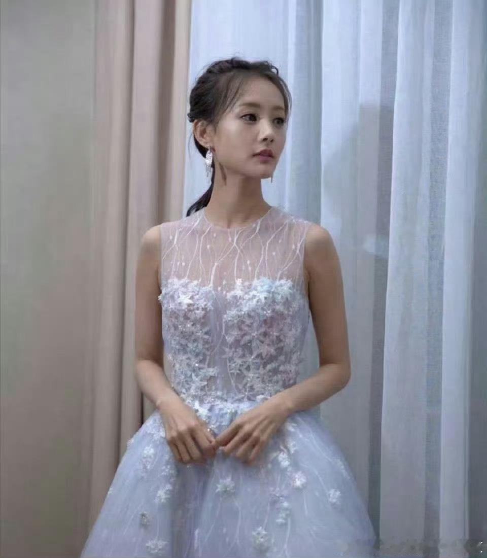 李一桐出道早期，姐姐还是太美了 ​ ​​​