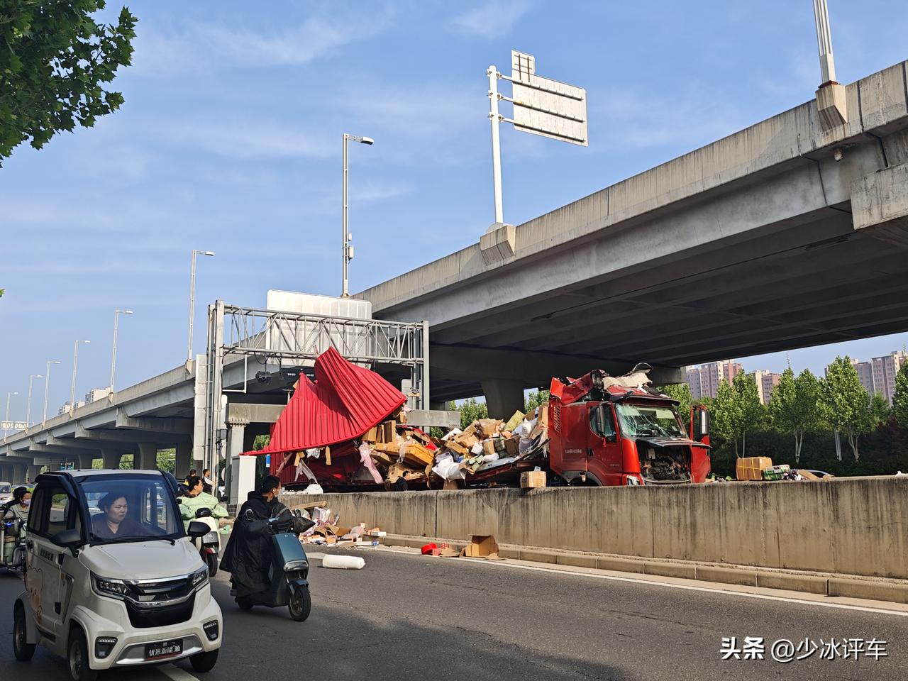 郑州南三环又一货车违规上高架被限高杆卡着。货车上高架为何屡禁不止？