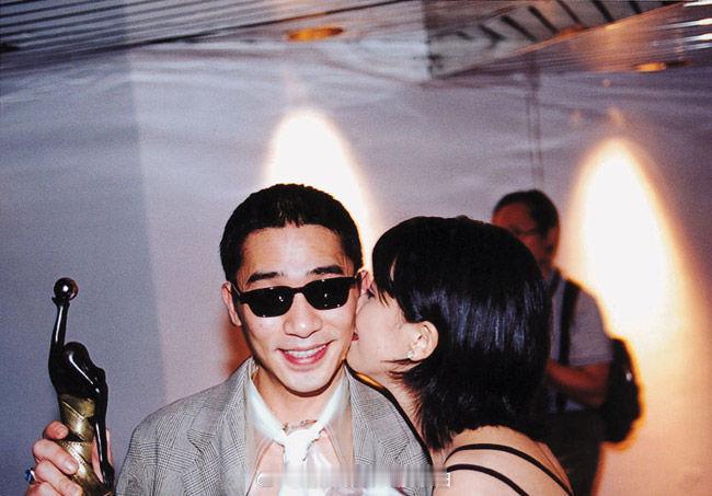 1995年，梁朝伟凭借《重庆森林》中编号663的演出获得金像奖最佳男主角，颁奖典