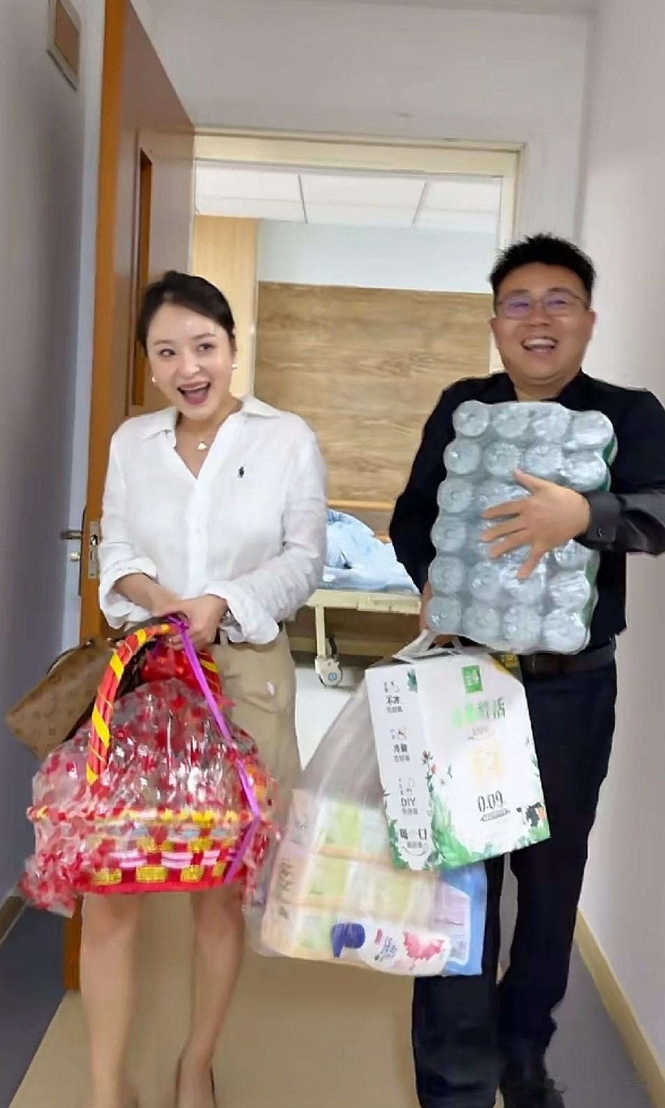 这是什么情况，品牌方都去医院看宁宁了，还递上厚厚的慰问金，难道最近又要直播卖货了