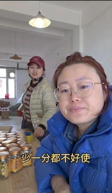 小乡村的故事！
    王百万快神经了。今天 王百万又跑到大壮他们这个店铺来了，