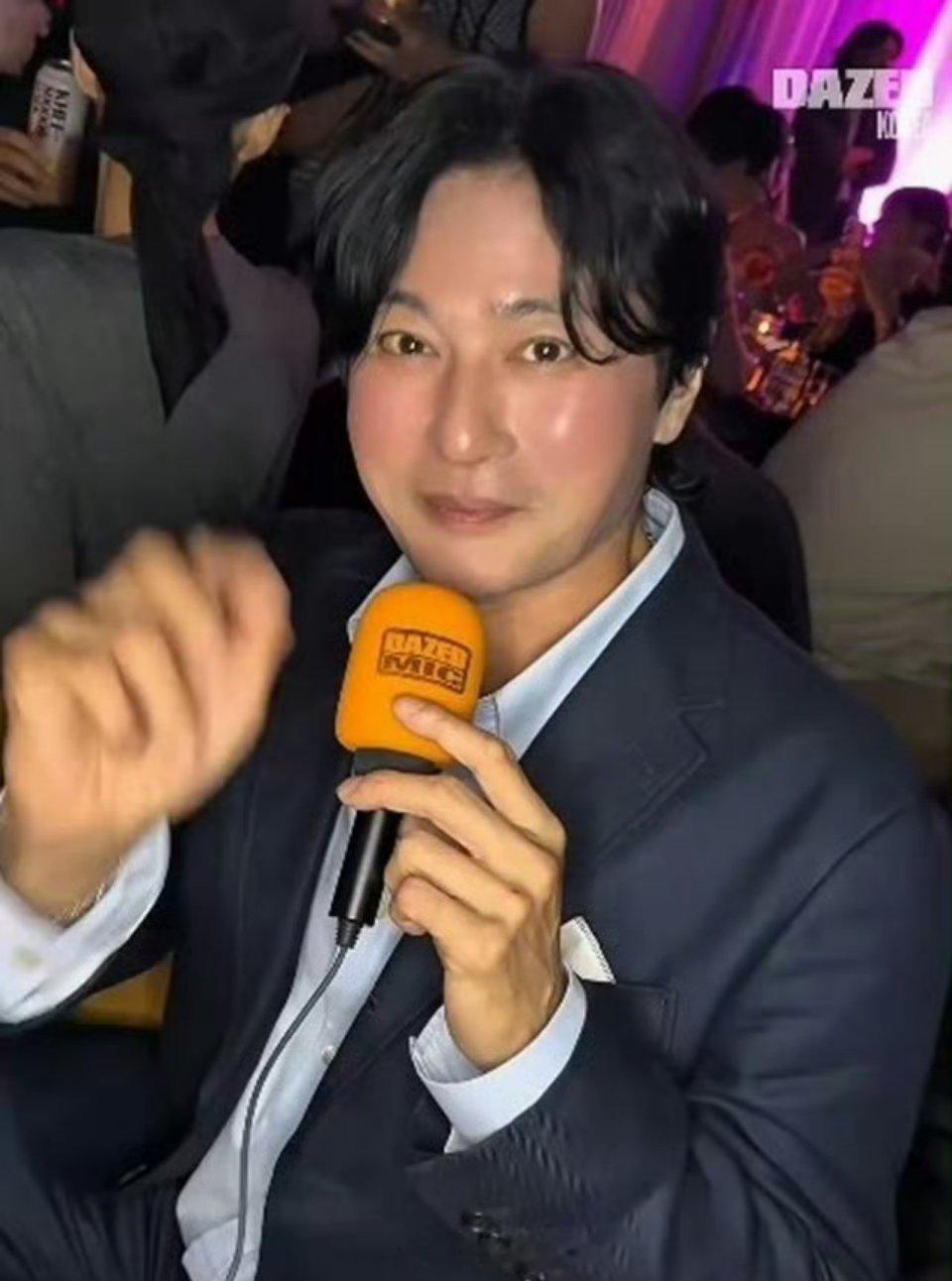 说是张东健，感觉颧骨那里的肉都快膨胀到撑破了