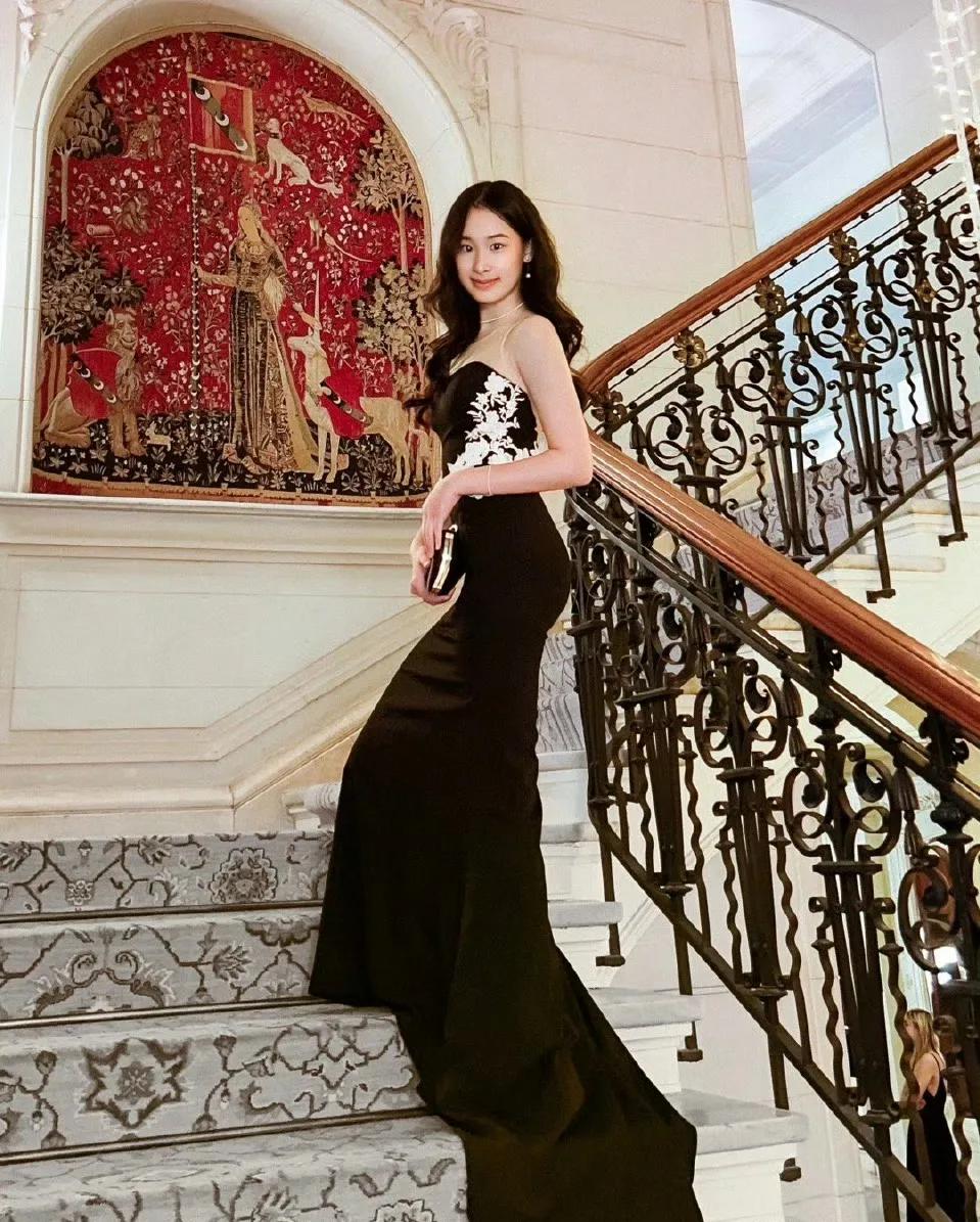赵文卓女儿玫瑰长大了，11月26号玫瑰晒出了参加校园的宴会照，照片中玫瑰一袭束胸