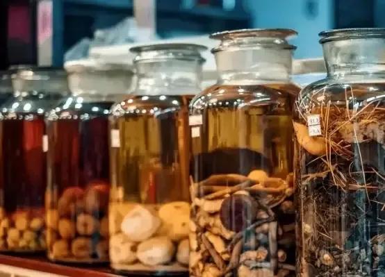 《巴戟熟地益阳保健酒》

一、精选配料：

巴戟天 60克：温补肾阳，强健筋骨
