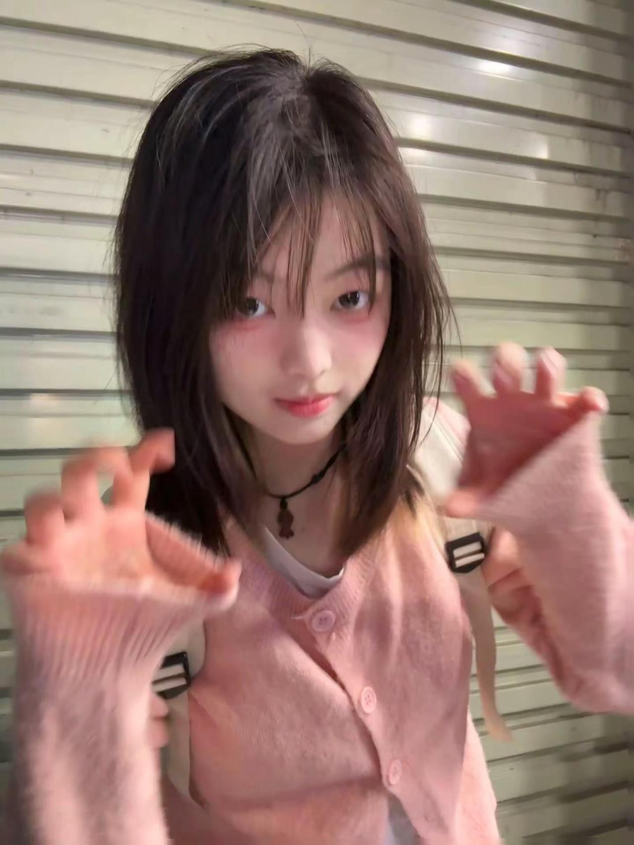 我认识一个女孩 她天真活泼可爱