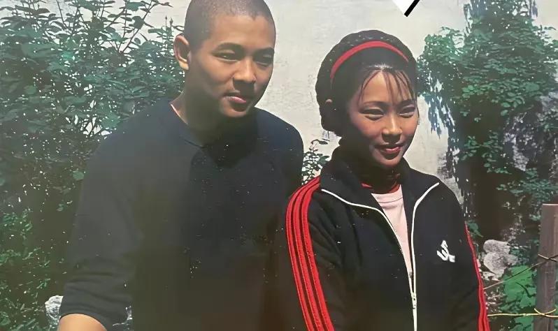 老照片会说话！李连杰和黄秋燕合影 。当年港媒10个大字来评价，那就是"情义千斤，