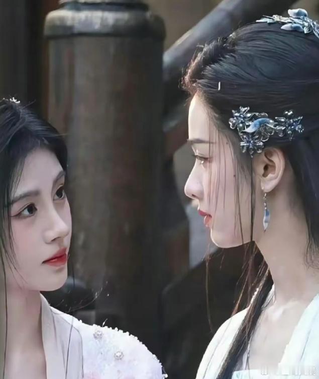 鞠婧祎陈都灵对视路透  陈都灵鞠婧祎姐宝妹宝同框  这对视的眼神，太有故事感！鞠