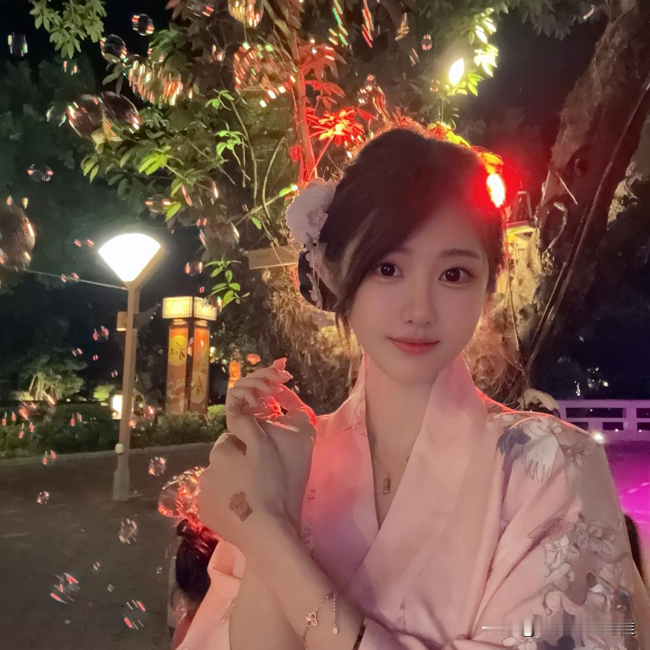 在泰国的时候，认识了日本女孩阿福。
她很会做饭，她做的烘培和寿司很好吃。
她是一